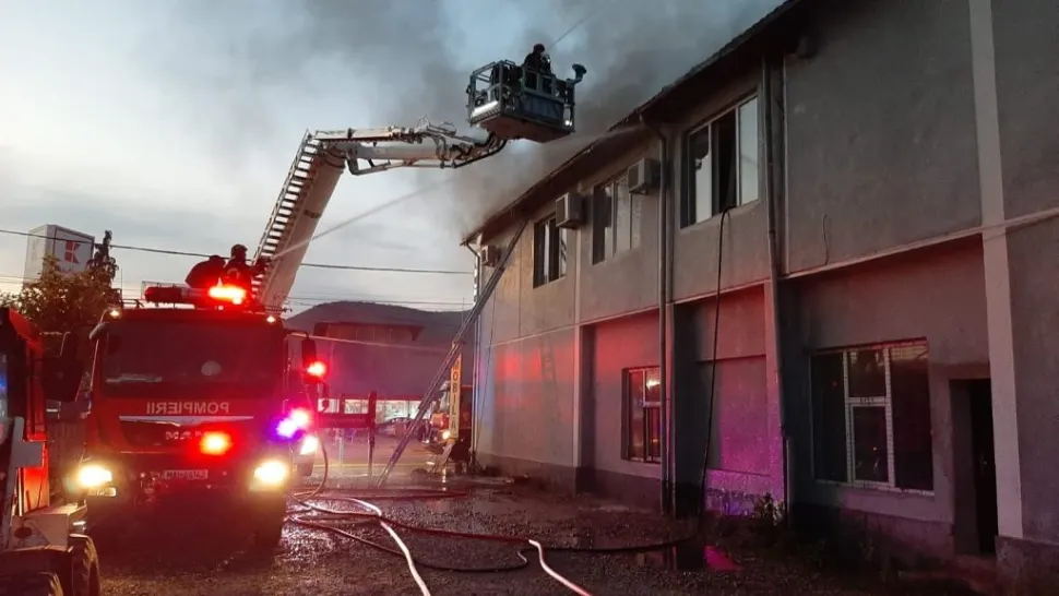 Incendiu violent la o petrecere de majorat. Zeci de oameni evacuați dintr-un restaurant în flăcări - FOTO