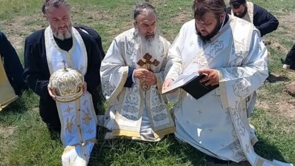 IPS Teodosie stropește câmpurile cu aghiasmă împotriva secetei - VIDEO