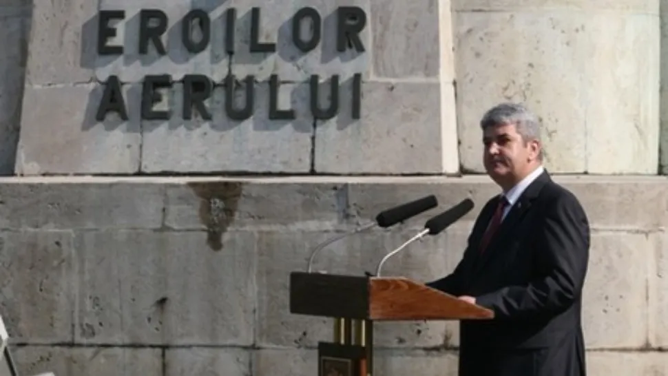 Gabriel Oprea: „La Mulți Ani Forțelor Aeriene Române!”