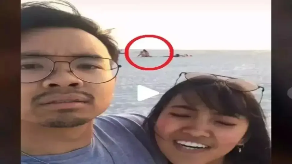 VIDEO – Voiau să-și facă doar un selfie, însă au observat ceva ciudat în spatele lor
