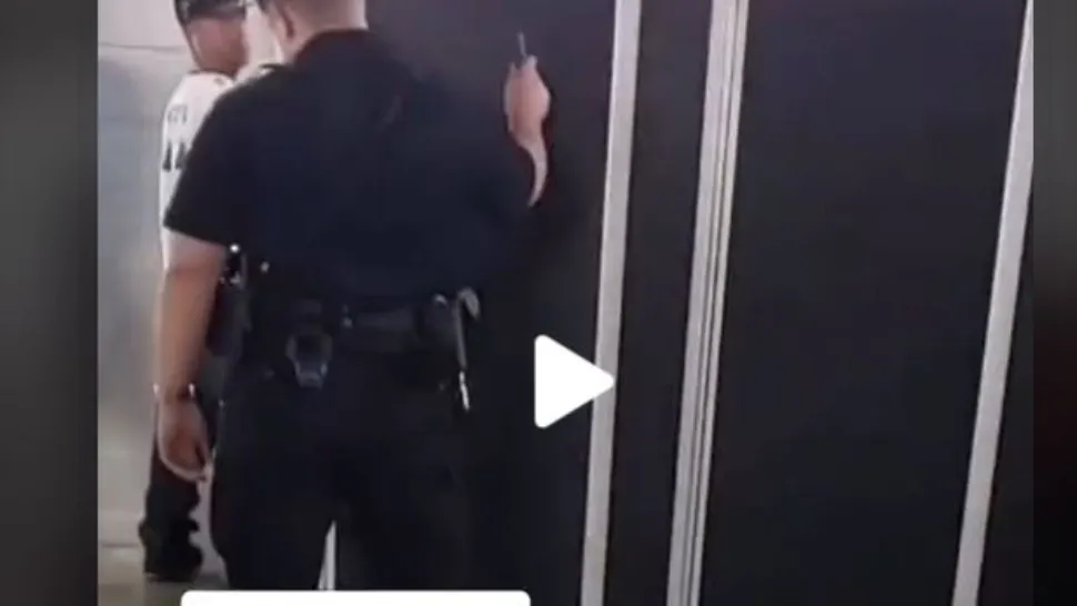 VIDEO – Se auzeau zgomote ciudate din toaletă așa că au chemat poliția – Surpriză mare în interiorul cabinei – Au fost arestați pe loc