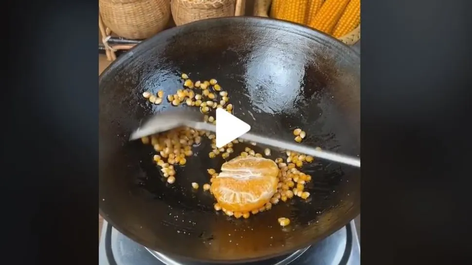 VIDEO – A pus o portocală și porumb la fript – Rezultatul e spectaculos: “Trebuie neapărat să încercați”