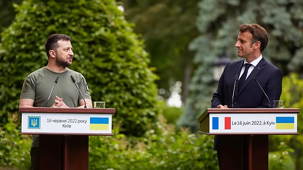Reacția lui MACRON când ZELENSKI i-a spus că Rusia a atacat Ucraina. Ce spune un PROFILER despre comportamentul celor 2