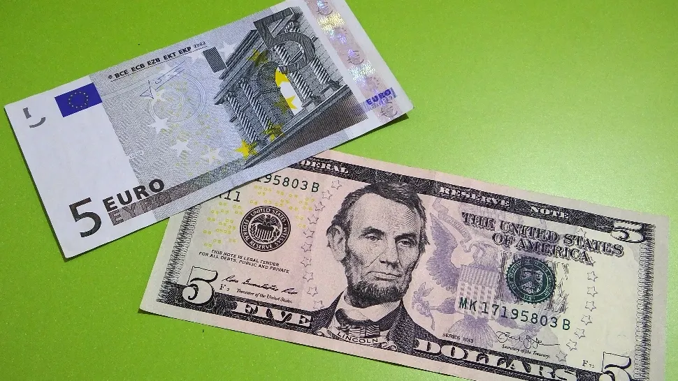 Dolarul american, aproape egal cu Euro. Prognozele arată că DOLARUL poate deveni mai puternic