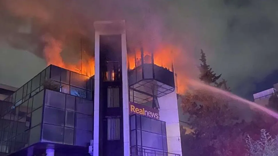 Sediul unui post de radio, incendiat - O persoană a avut nevoie de îngrijiri medicale - Clădirea este puternic avariată