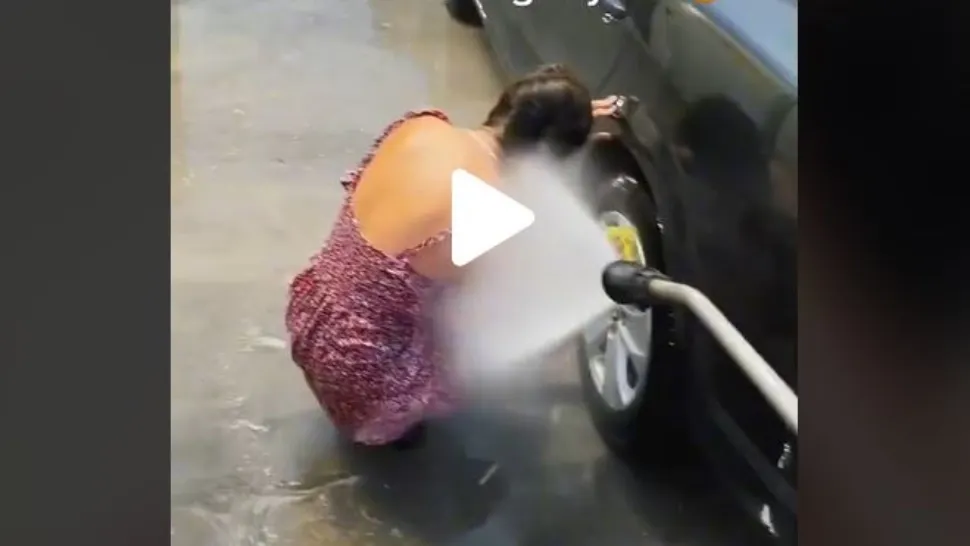 VIDEO – Ce farsă i-a făcut un român iubitei sale, în timp ce își spală mașină – Reacția tinerei a surprins pe toată lumea