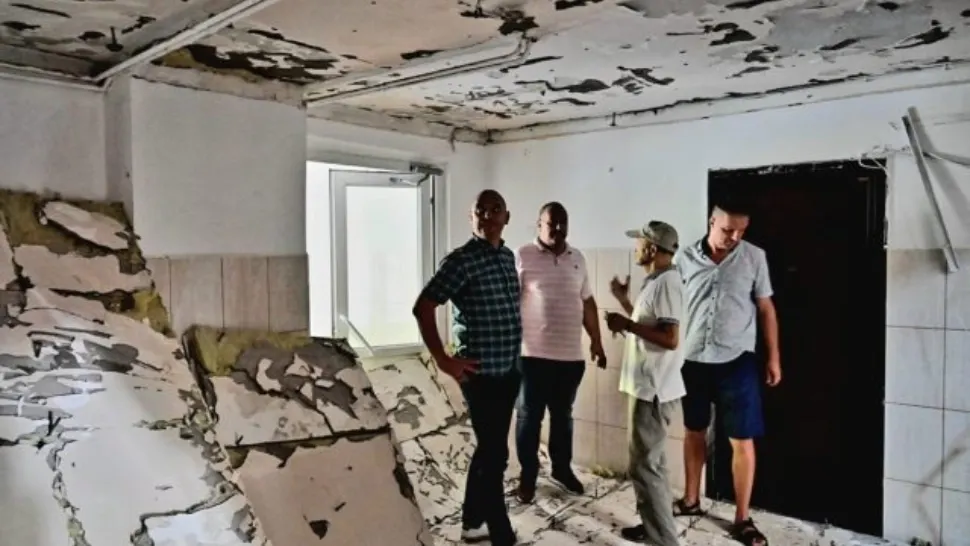 Momente de panică în Capitală! Termoizolația unui bloc din Sectorul 2 s-a prăbușit
