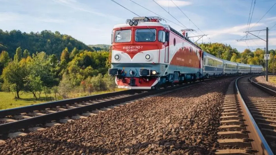 Scandalos: oameni în scaune cu rotile, urcați pe brațe în tren, de angajații CFR. Puține garnituri au rampe pentru persoanele cu dizabilități