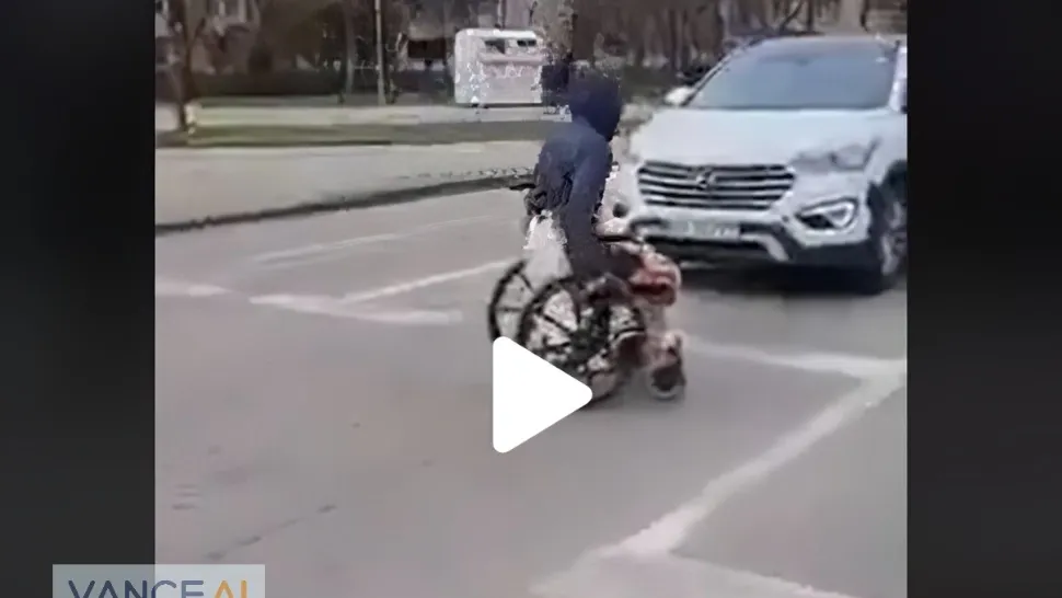 VIDEO – Minunea filmată într-o intersecție din Timișoara care a lăsat mască pietonii și șoferii: “Vai, ce milă îmi este!”