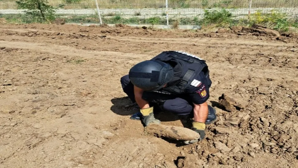 Proiectil exploziv funcțional, descoperit în incinta Aeroportului Oradea - FOTO
