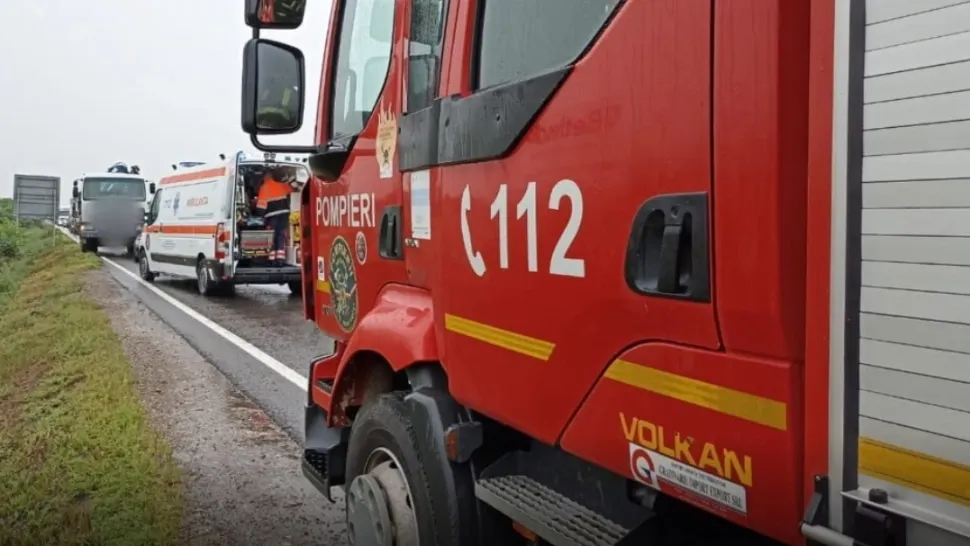 Carambol cu 3 mașini și un autocamion în Suceava: 3 persoane, transportate la spital