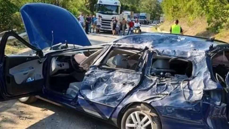 Accident îngrozitor, în Mehedinți - Un tânăr a murit după ce lemnele dintr-un TIR au căzut peste mașina în care se afla - FOTO