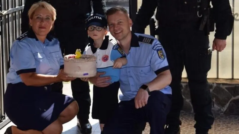 Poliția Română, surpriză memorabilă pentru un băiețel de 5 ani: “La mulți ani, Bogdănel!”