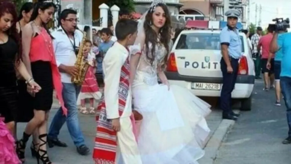 Stradă din Constanţa, blocată de o nuntă: cortul și mesele pe o bandă, scena și boxele pe trotuar