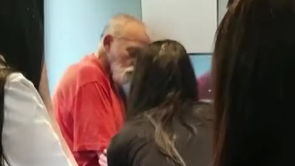 Un bărbat a leşinat de două ori din cauza căldurii, într-un tren privat - Video