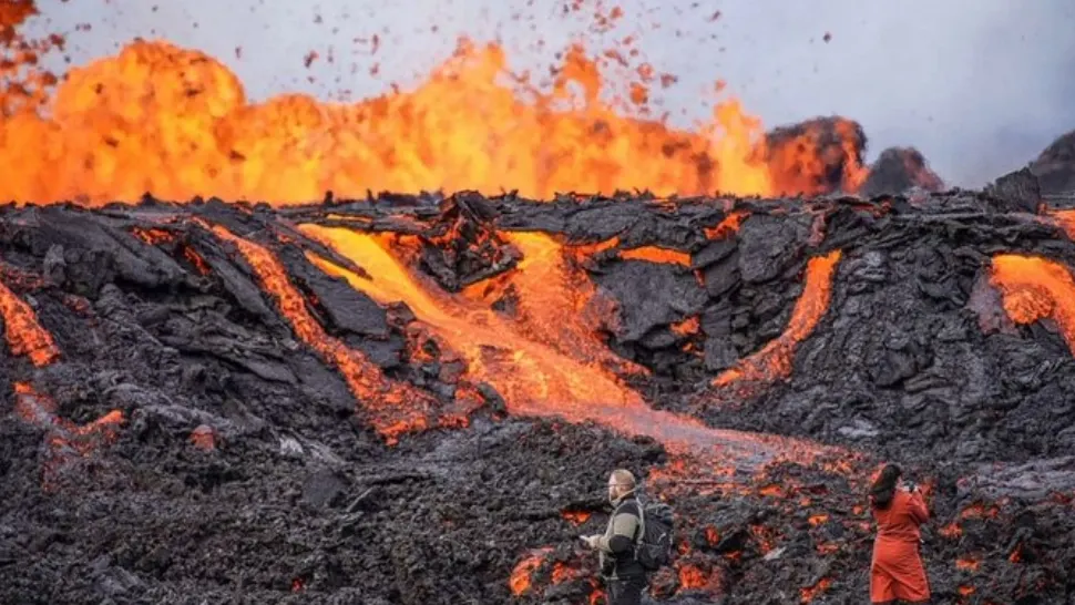 Erupție vulcanică în Islanda, urmărită de mii de turiști. Gazele pot fi fatale - Imagini spectaculoase - FOTO&VIDEO