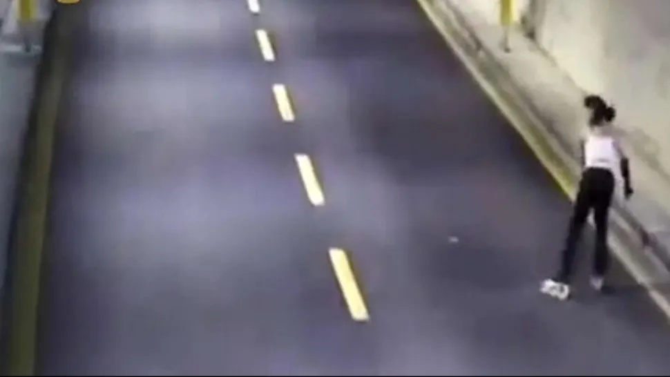 Femeie surprinsă de polițiști plimbându-se cu rolele pe autostradă - VIDEO