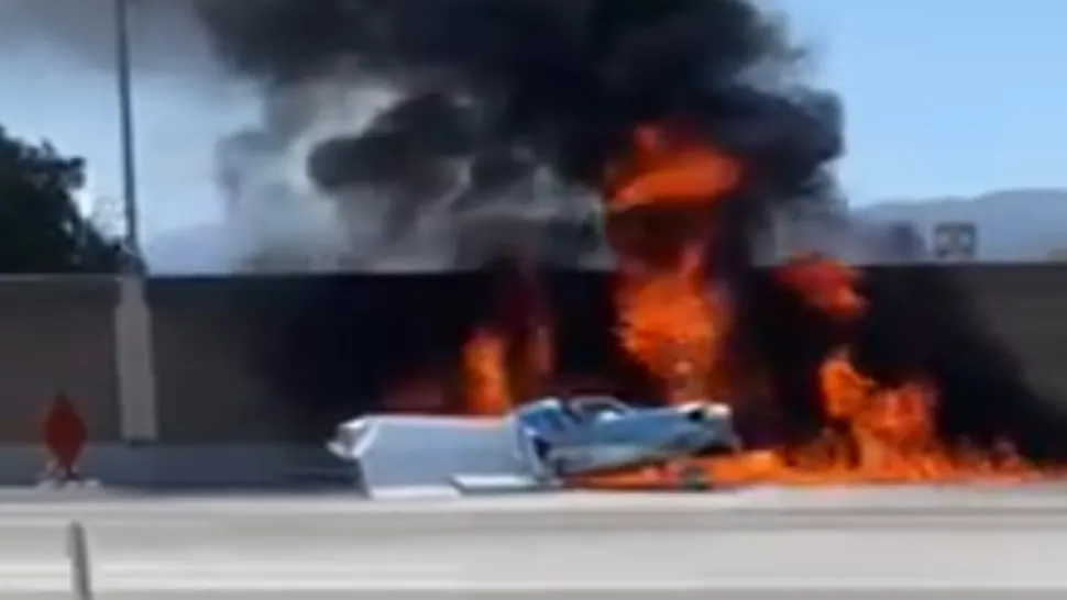 Avion în flăcări, după ce a aterizat forțat printre mașini, pe o autostradă - VIDEO