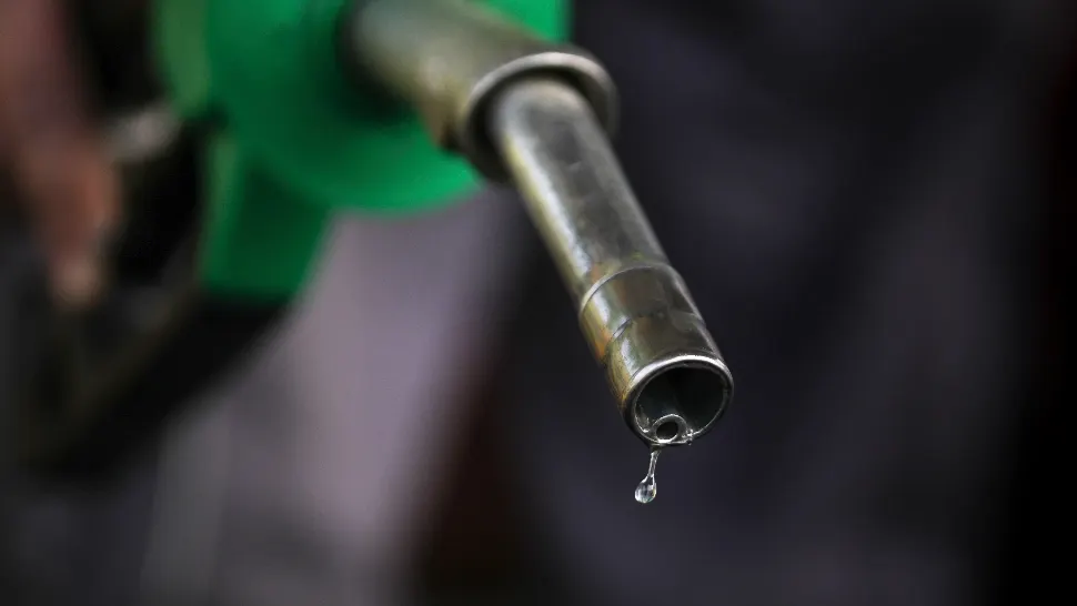 VIDEO | Petrolul se ieftinește, benzina rămâne scumpă foc