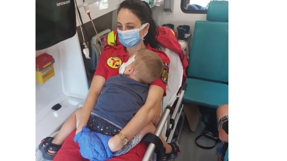Un copil de 3 ani, sfâșiat de câinele familiei - Băiatul a fost transportat de urgență la spital
