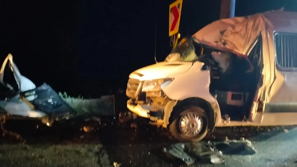 CARAMBOL cu 5 mașini pe Valea Oltului: 6 persoane au fost rănite - Coliziune între un TIR, trei autoturisme și un microbuz