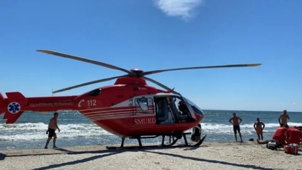 Accident grav pe plaja din Costineşti. Un turist s-a rănit încercând să sară de pe mal, luat cu elicopterul SMURD