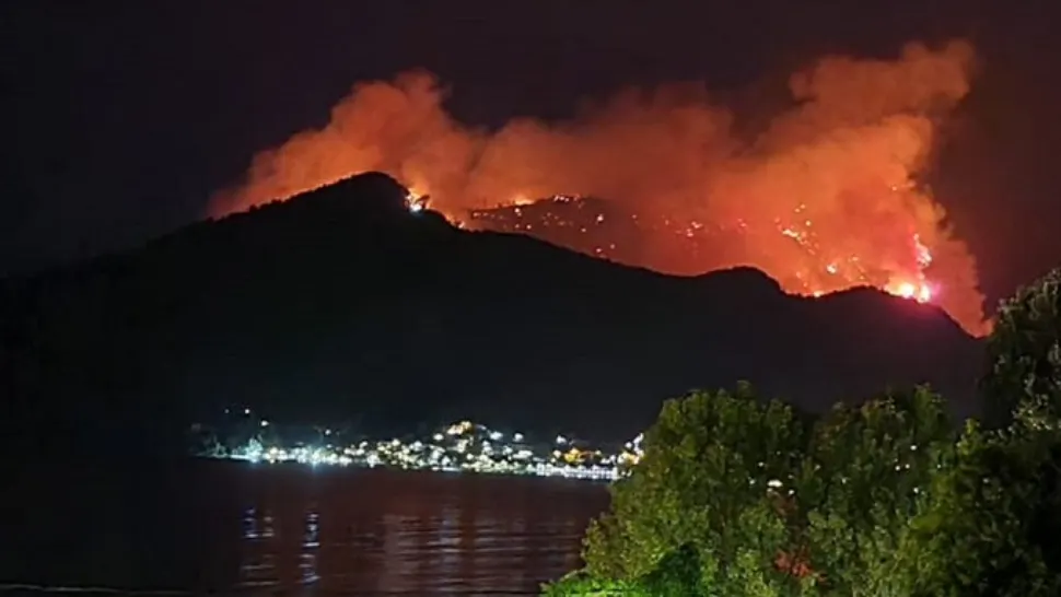 Incendiu puternic în insula Thassos - Clipe de panică pentru turiștii români din Grecia - VIDEO