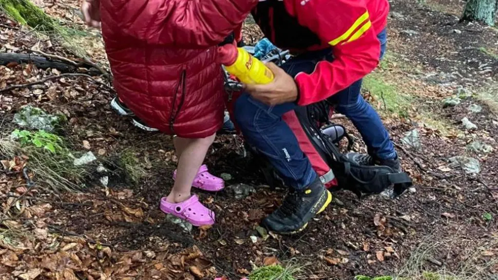 Doi părinți și-au dus copiii pe munte în papuci și pantaloni scurți. Micuții, la un pas de șoc hipotermic 