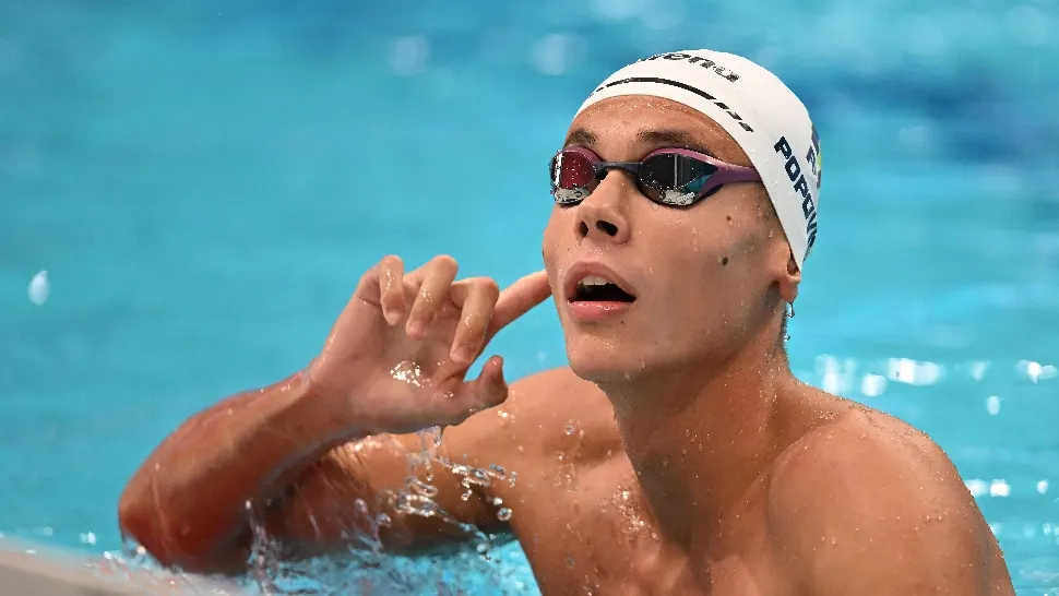 David Popovici donează casca şi ochelarii cu care a devenit campion mondial