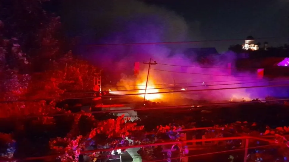 Incendiu violent în Bacău. Bărbat cu arsuri grave pe jumătate din suprafața corpului, transportat la spital