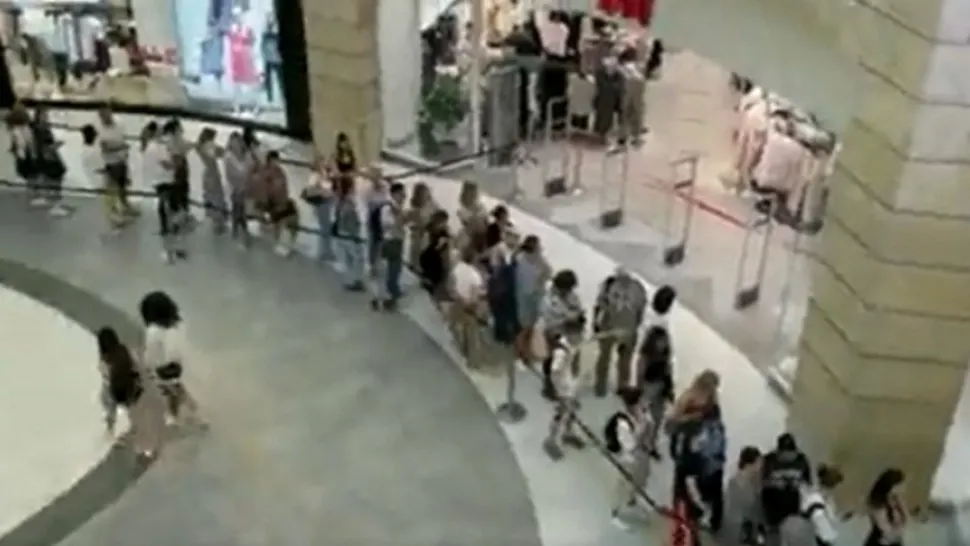 Cozi uriașe în mall-urile din Moscova, după ce un mare retailer a anunțat că se retrage definitiv de pe piață - VIDEO