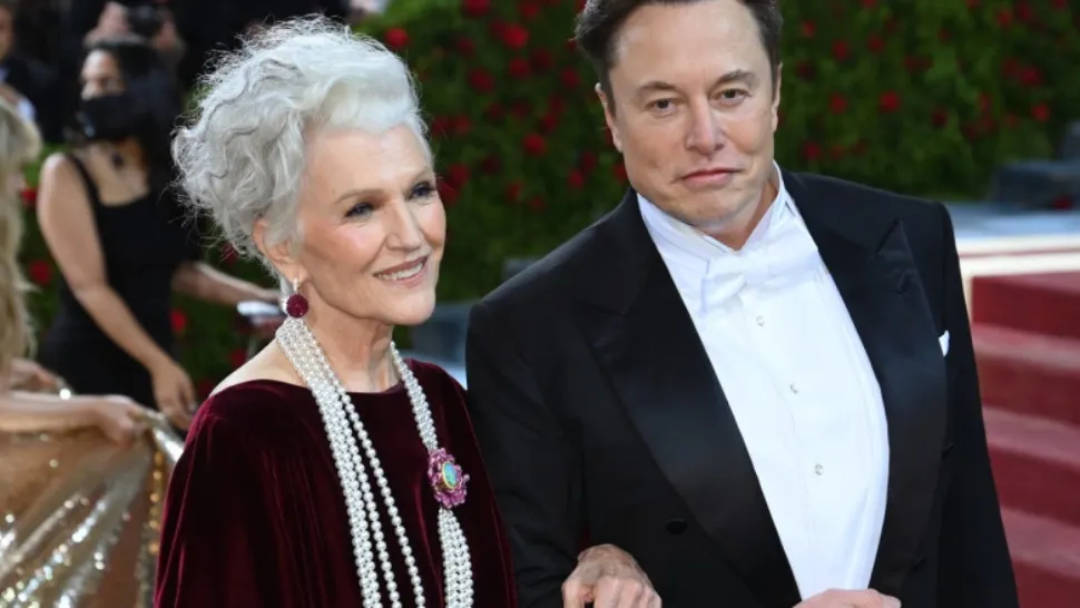 Mama lui Elon Musk doarme într-un garaj când își vizitează fiul 