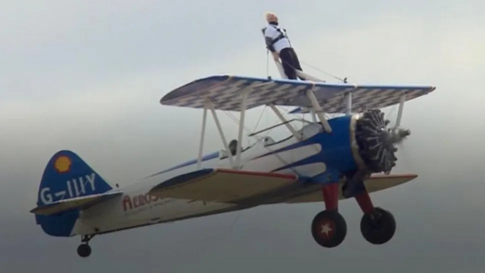 O bătrână de 93 de ani zboară legată de aripa unui avion - VIDEO