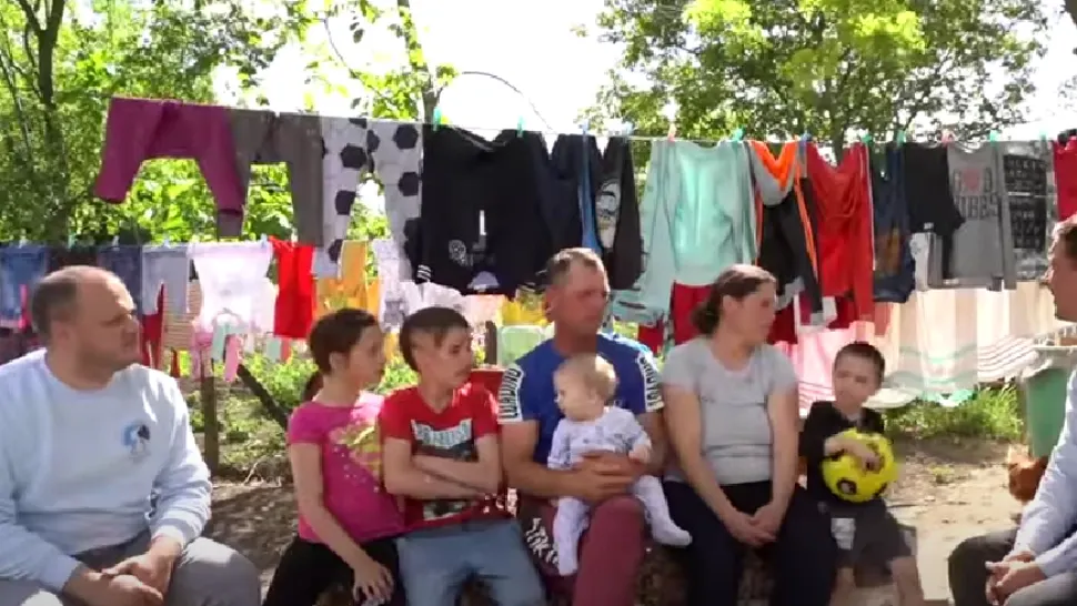 Drama familiei cu 8 copii, din Vaslui: nu au ce mânca, dar au note mari la școală