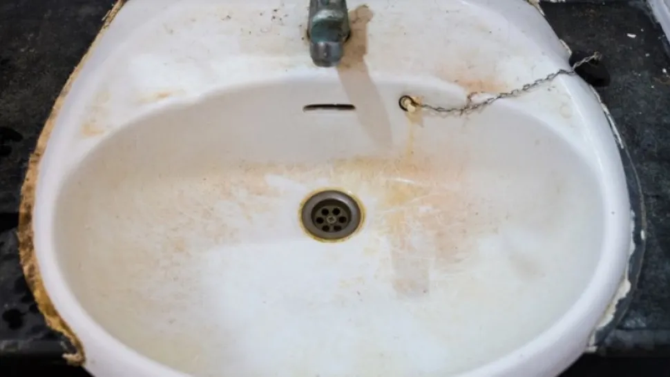 Cea mai simplă metodă de a curăţa petele de RUGINĂ din baie