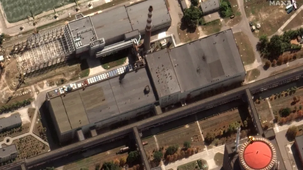 Alertă maximă la Zaporojie după ce au apărut găuri în acoperișul unei clădiri de la centrala nucleară - Imagini din satelit