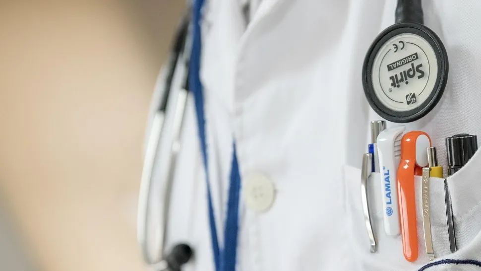Un medic a lovit un pacient în față, la un cabinet din Timiş. Poliţiştii au deschis o anchetă 