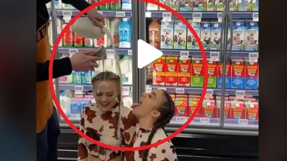 VIDEO – Farsă “murdară” într-un magazin – Două fete s-au pus pe jos și au turnat lapte pe ele – Cum a reacționat patronul când le-a văzut