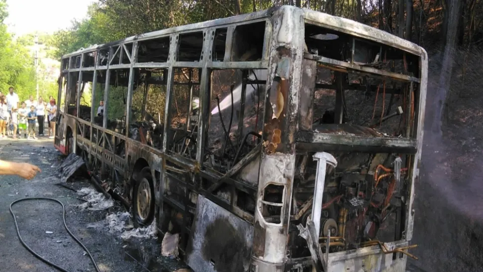 Un autobuz plin cu călători a luat foc în mers, în Bistrița-Năsăud - Pomperii au intervenit de urgență