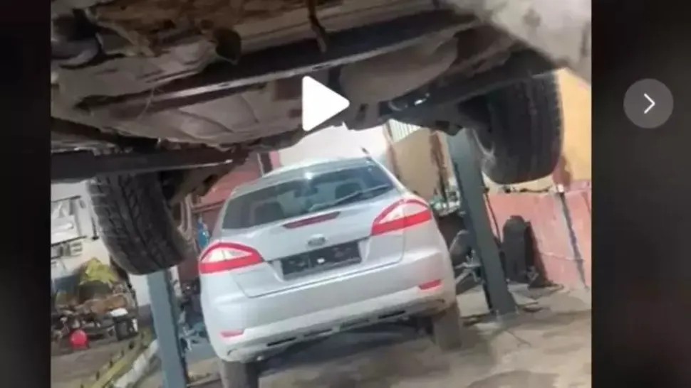 VIDEO – A ridicat mașina ca să lucreze sub ea. Ce a găsit întrece orice imaginație