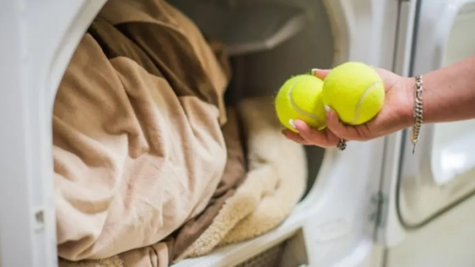 Pune două mingi de tenis în mașina de spălat rufe. Trucul de care nu ai mai auzit până acum