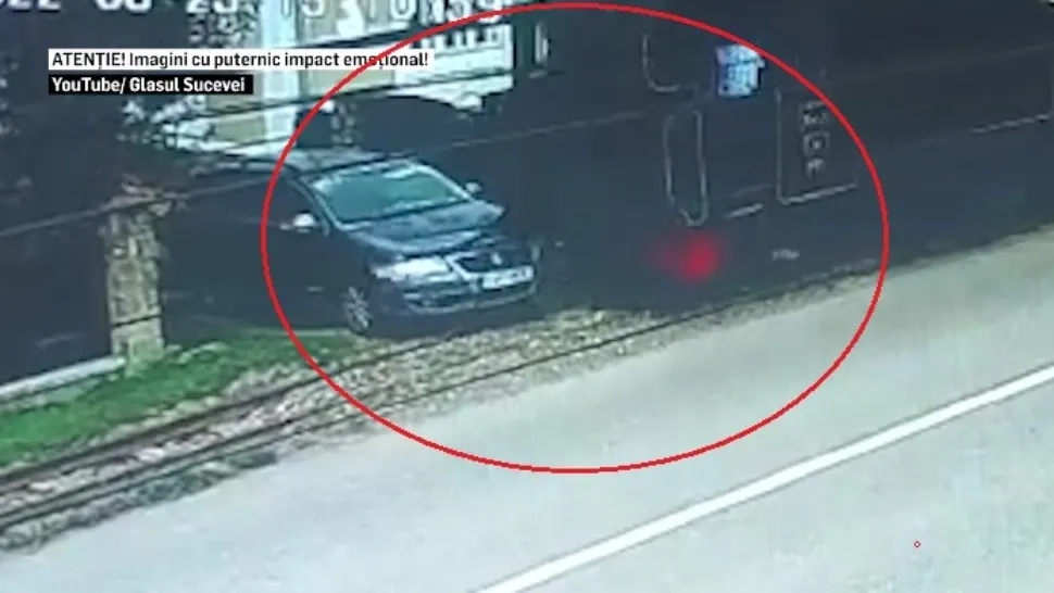 Momentul în care o șoferiță scoate de pe șine Mocănița plină cu turiști - VIDEO