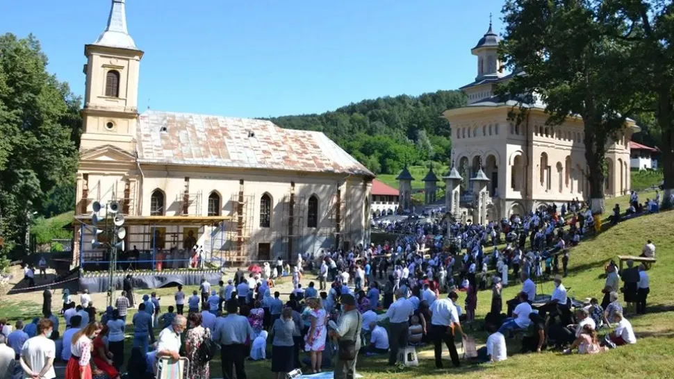 Mii de oameni au ajuns deja la pelerinajul de la Mănăstirea Nicula, de Sfinta Maria - VIDEO/LIVE