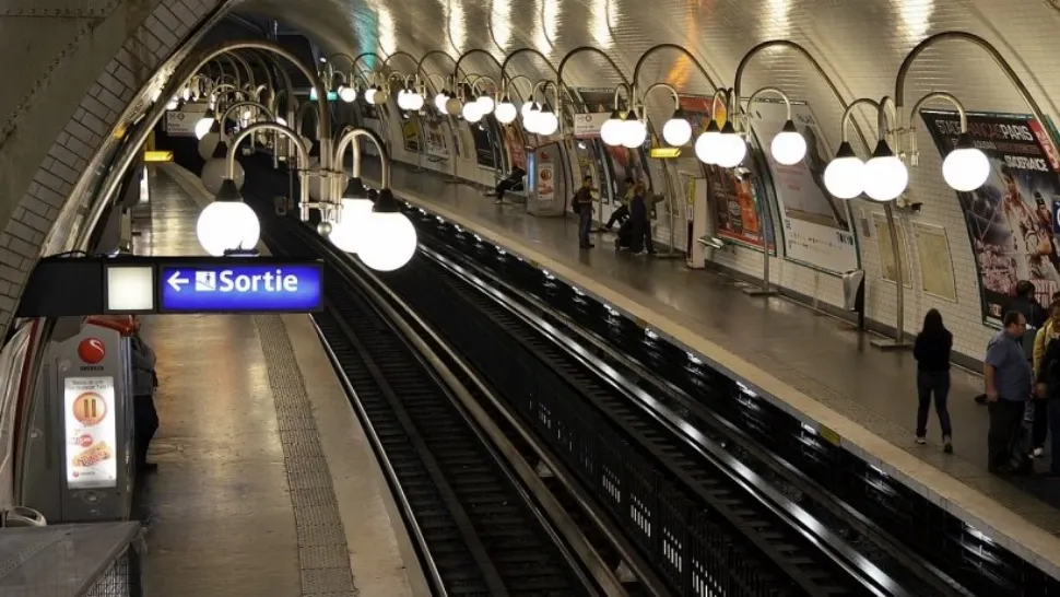 Român agresat de o bandă de hoți, tot români, pe peronul metroului din Paris - VIDEO