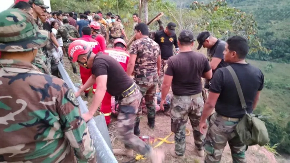 Accident cu 16 morți, printre care și copii, în Peru. Camioneta în care se aflau a căzut într-o prăpastie - VIDEO