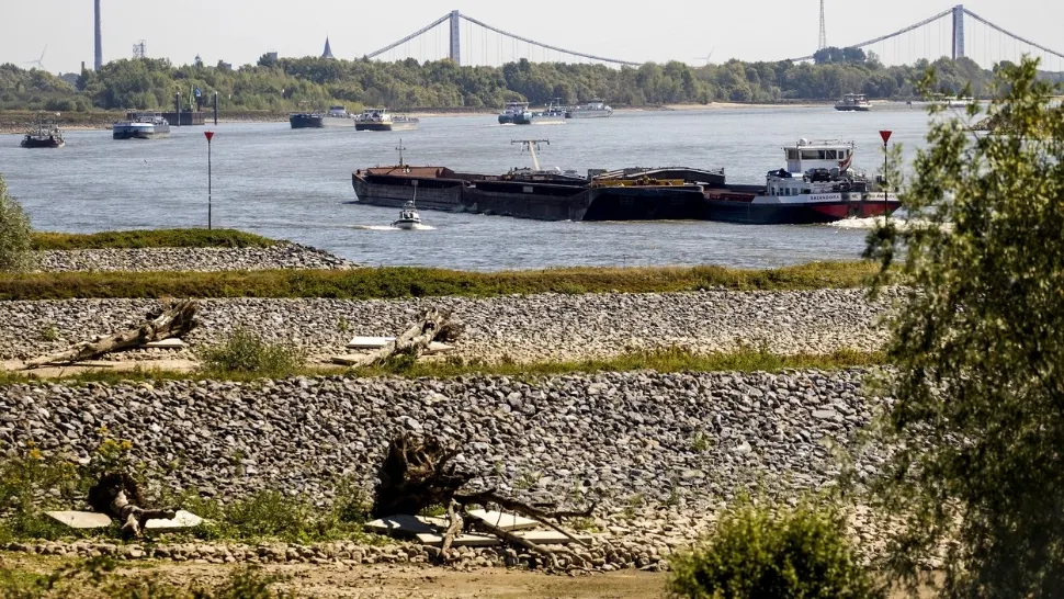 Dezastru pe Rin, coridorul naval al Europei de Vest. Dacă persistă seceta, nu vor mai putea circula vapoarele