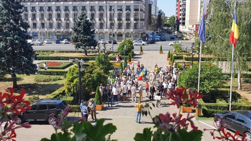 Protest la Ploiești. Oamenii au ieșit în stradă după ce furnizarea apei calde a fost sistată pentru o lună - VIDEO