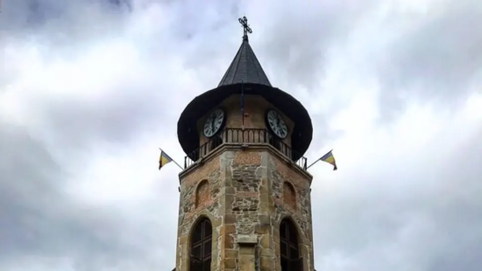Turnul lui Ștefan cel Mare, lovit de un trăsnet - Geamurile ferestrelor și vitrinele expoziționale, deteriorate
