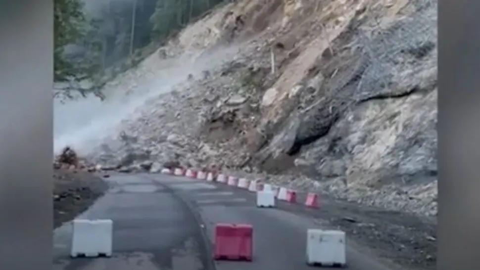 Drumul spre o stațiune montană, blocat de bolovanii care cad fără încetare (Video)