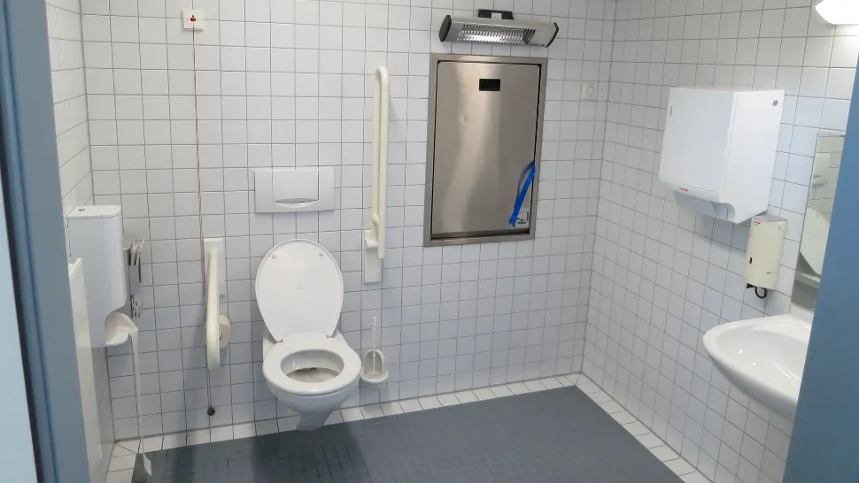 Scandal în județul Iași. Grup sanitar școlar la preț de apartament 